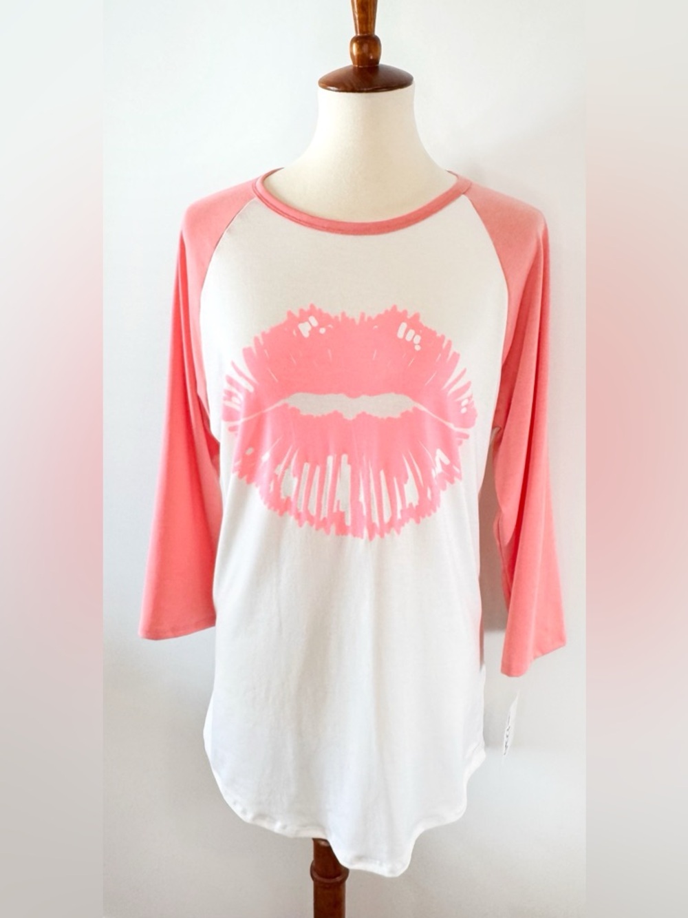 LuLaRoe Randy Raglan Tee Lip Graphic Ladies L (14/16) NEW!